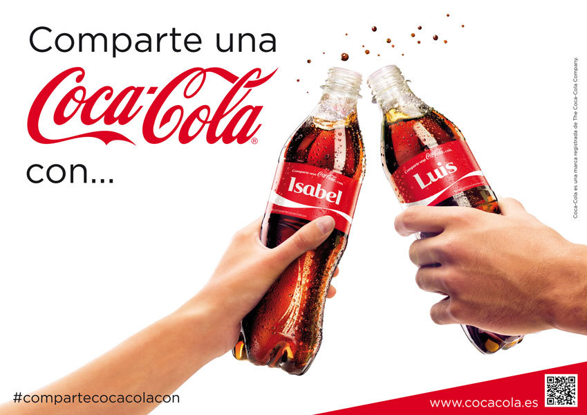 Dos Coca-Colas con nombres en su etiqueta y la leyenda que dice "comparte Coca-Cola con..."