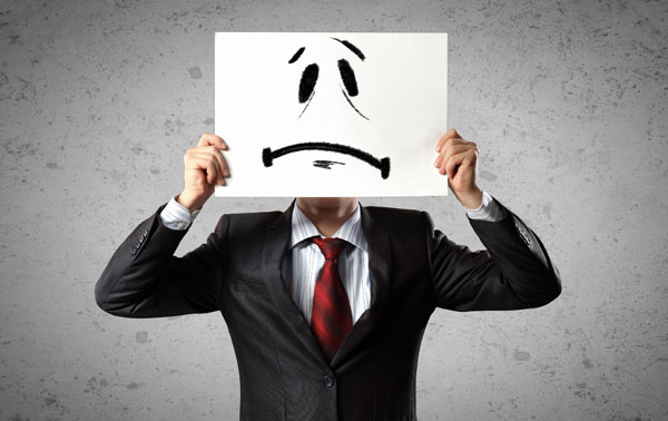 Esenciales de finanzas que debes saber de tu empresa 4 hombre con cartulina con cara triste frente a su cara