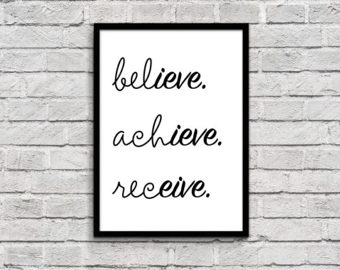 Esenciales de finanzas que debes saber de tu empresa 2 palabras "cree consigue y recibe" enmarcadas y en un cuadro en la pared